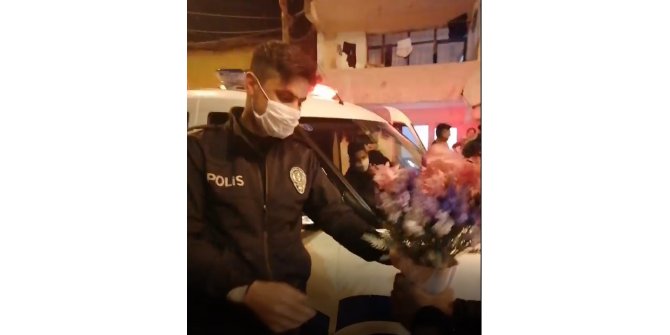 Kavgaya gelen polisleri pasta ve çiçeklerle karşıladılar