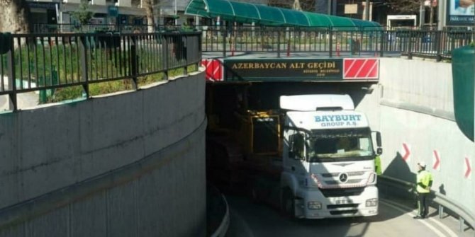 Kütahya’da yüksekliği hesaplamayan tır sürücüsü alt geçide çarptı