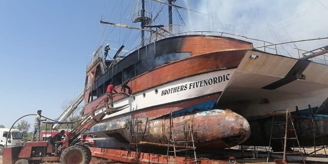 Antalya’da katamaran yangını