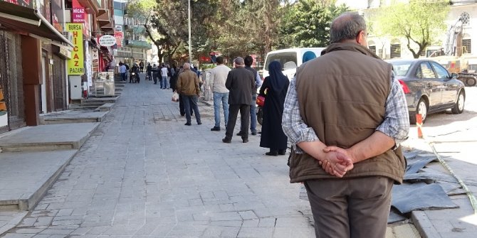 Sokağa çıkma yasağı öncesi yüzlerce metre et kuyruğu