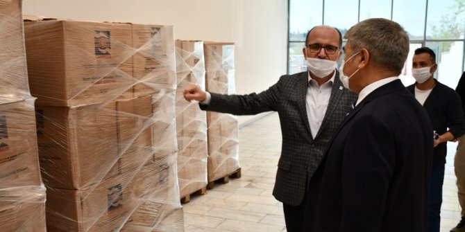 KARDEMİR işçileri gıda yardımlarını vatandaşa bağışladı
