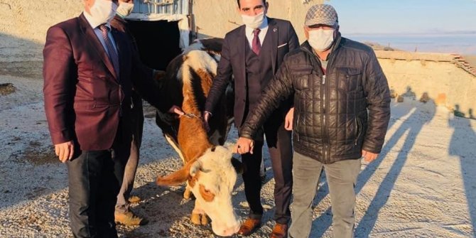 Çiçekdağlı çiftçi ’biz bize yeteriz’ kampanyasına ineğini bağışladı