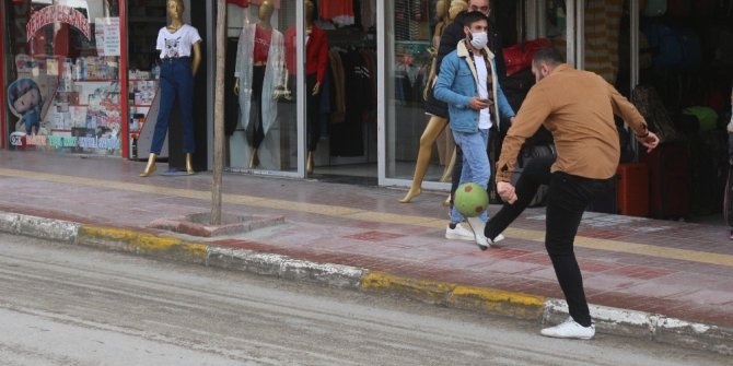 Korona virüs nedeniyle boş kalan caddede top oynadılar