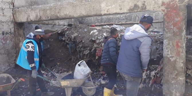 Çaldıran’da yıllarca çöp yığınlarının biriktiği arka sokaklar temizlendi