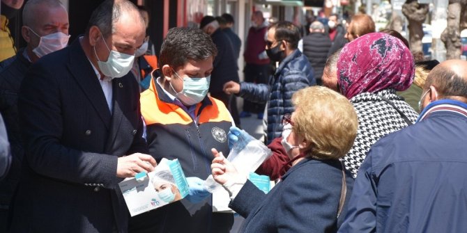 Gemlik Belediyesi’nden vatandaşlara 200 bin maske