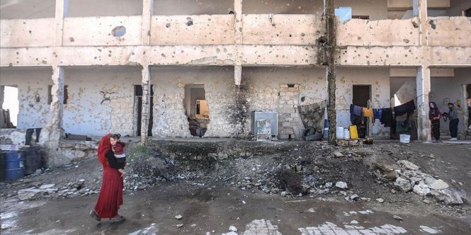 Harabe okullara sığınan 16 İdlibli aile, aç uyuyor
