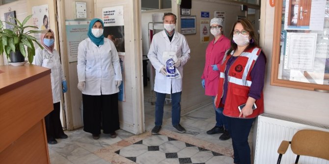 Salihli Belediyesinin ürettiği ilk maskeler sağlık çalışanlarına