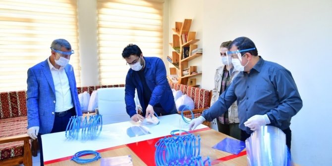 Sağlık çalışanları için siperli maske üretiyorlar