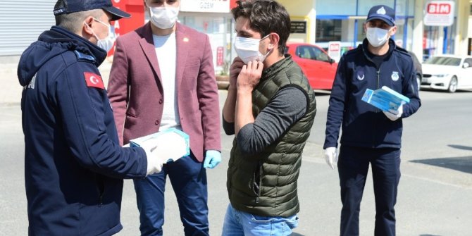 Giresun Valiliği koordinesinde vatandaşlara ücretsiz maske dağıtıldı.
