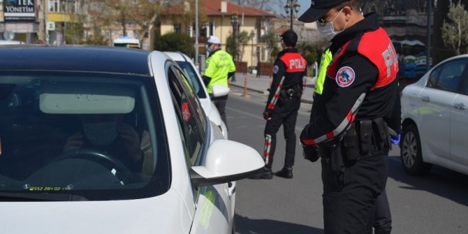Polisi gören maske taktı