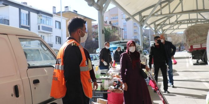 Pazar alışverişi için sıralarını beklediler