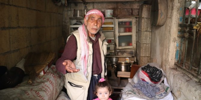 Yaşlı adam gözyaşı dökerek dul kızı ve torunu için yardım istedi
