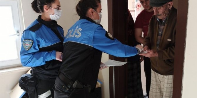 Evden çıkamayan yaşlıların ihtiyacını polis karşılıyor