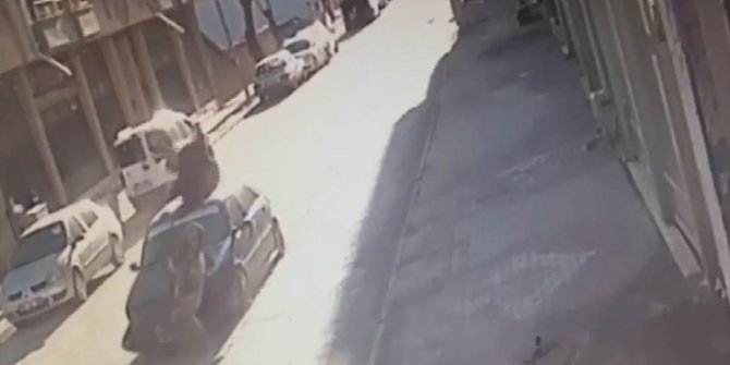 Konya'da motosiklet sürücüsü, çarptığı otomobilin tavanına düştü
