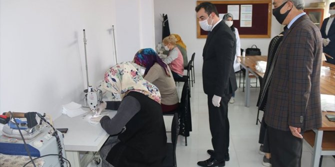 Ulaş'ta Halk Eğitim Merkezi'nde maske üretiliyor