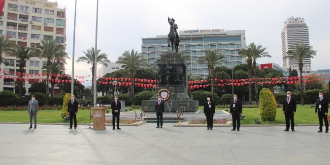 İzmir’de sosyal mesafeli 23 Nisan kutlaması