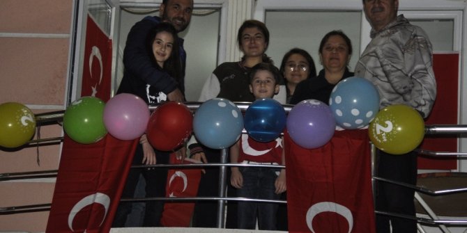 Şuhut’ta minik öğrenciler evlerinde, esnaf ise iş yerinde 23 Nisan Bayramını kutladı