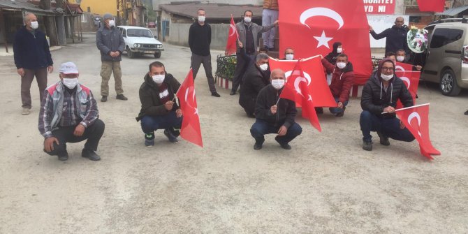 Mahalle sakinleri sosyal mesafeyi kuralına uyup, 23 Nisan'ı kutladı