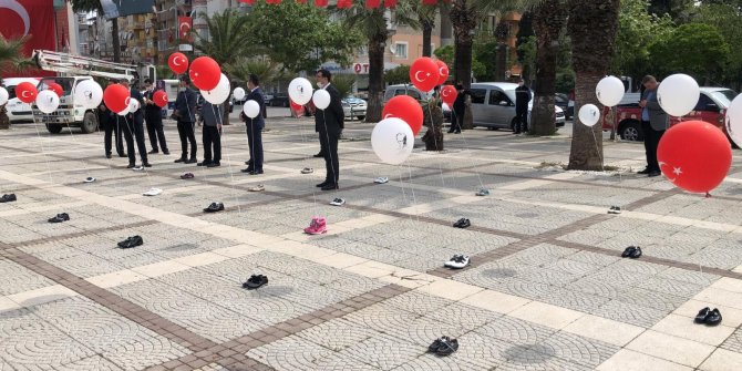 İlginç görüntü! Öğrenciler törene böyle katıldı