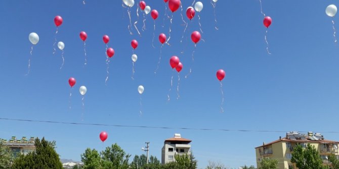 Balonlar çocuklar için gökyüzüne bırakıldı