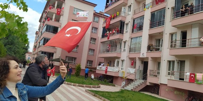 Vezirköprü’de 23 Nisan balkonlarda kutlandı