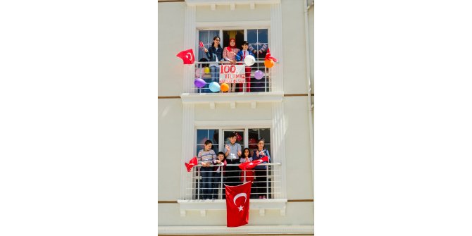 Kahramankazan'da 23 Nisan coşkusu balkonlardan taştı