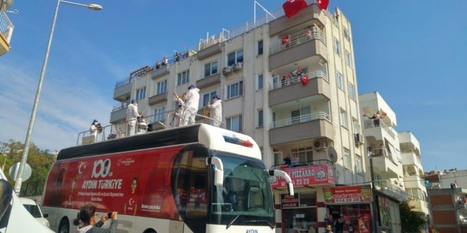 Büyükşehir Belediye Bandosu, Kuşadası’nı coşturdu