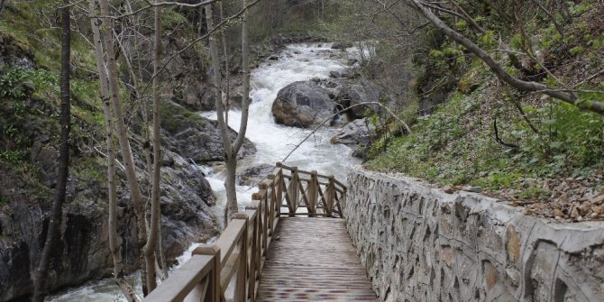 Doğa harikası Mavi Göl doğal rengine kavuşmayı bekliyor