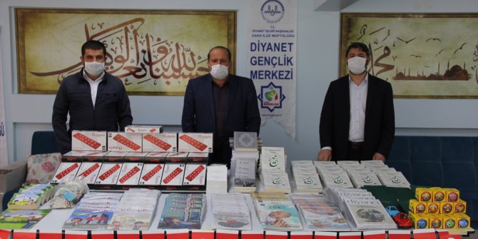 Zara Müftülüğü görevlileri çocukları evlerinde ziyaret ederek hediye verdi
