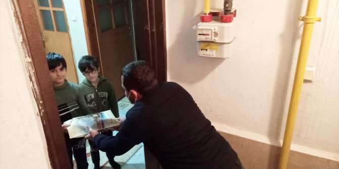 AK Parti Zara Gençlik Kolları Kur'an-ı Kerim, Türk bayrağı ve maske dağıttı