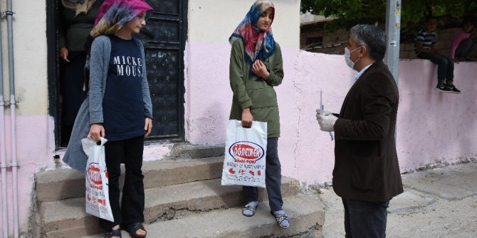 Kapı kapı dolaşıp öğrencilerine kitap ve test dağıttı