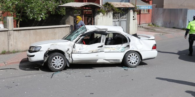 Sivas'ta beton mikseriyle otomobil çarpıştı: 2 yaralı