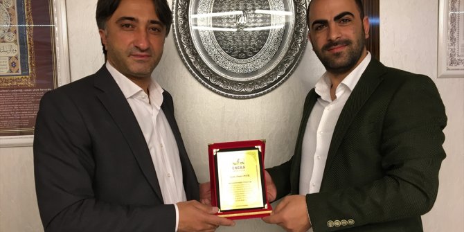 ÇEDAŞ'tan vatandaşların elektrik faturalarını ödeyen esnafa plaket