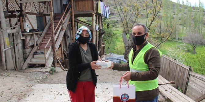 Evinden çıkamayan öğrencinin kitap talebini Kaymakam Pişkin karşıladı