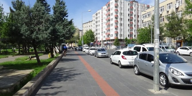 Diyarbakır’da kısıtlama kalktı, vatandaşlar sosyal mesafe kuralına uyarak dışarı çıktı