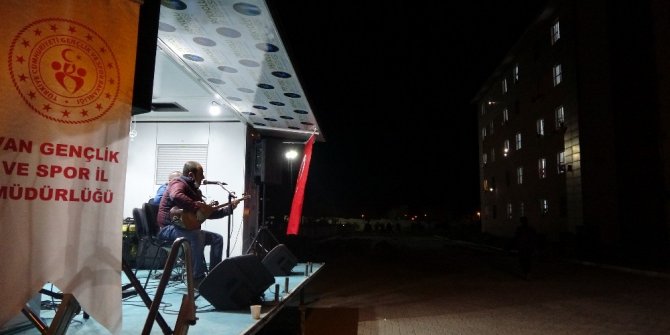 Müzik sesini yataktan duydu, terliklerle konser alanına geldi