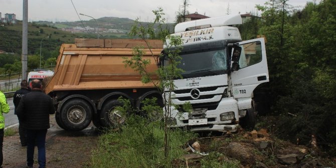 Kontrolden çıkan hafriyat kamyonu makaslayarak durabildi: 1 yaralı