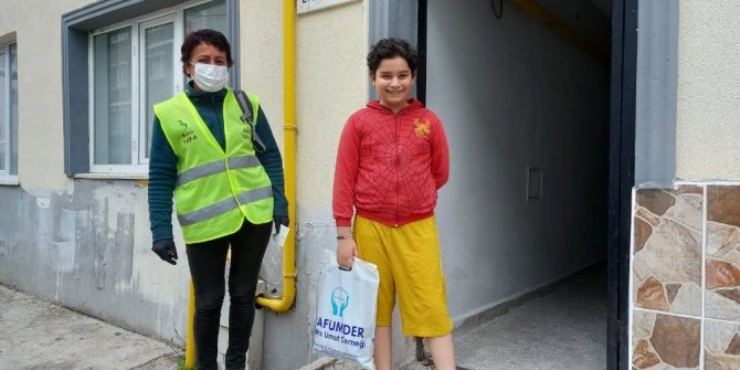 Evden çıkamayan 13. yaşındaki Doğanay’a doğum günü pastası