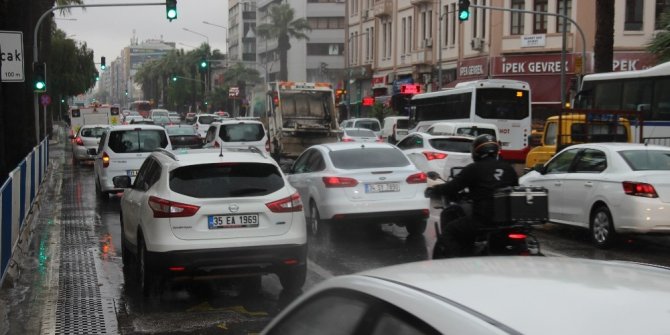 Kısıtlamanın ardından İzmir’de ilk iş gününde yoğun trafik