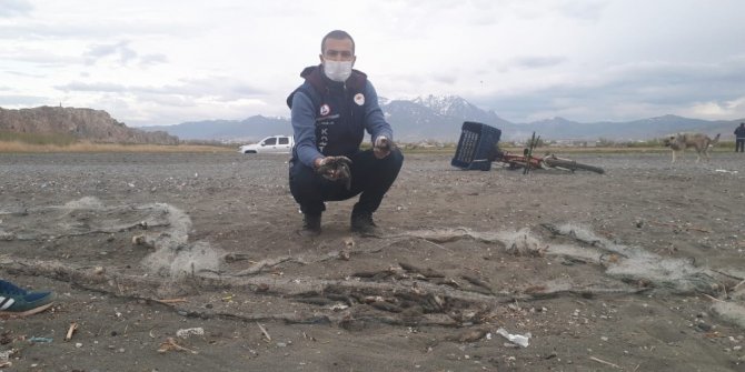 Bisikletli kaçak avcı, avladığı 150 kilogram balığı bırakıp kaçtı