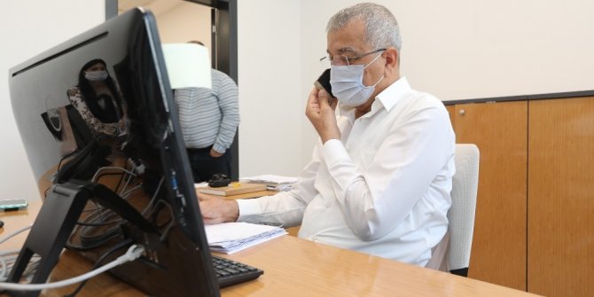Başkan Tarhan, Kriz Merkezinde telefonları yanıtladı