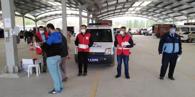 Kızılay, maske ve dezenfektan dağıttı