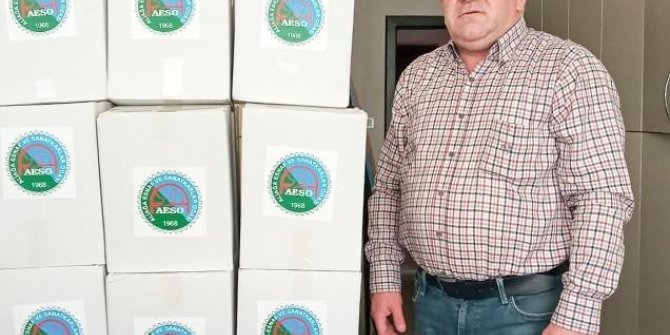 Aliağa’da iş yerini açamayan esnafa erzak yardımı sürüyor