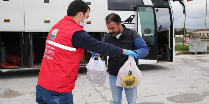 Hatay’a giderken yolda kalan otobüs şoförünün yardımına belediye koştu