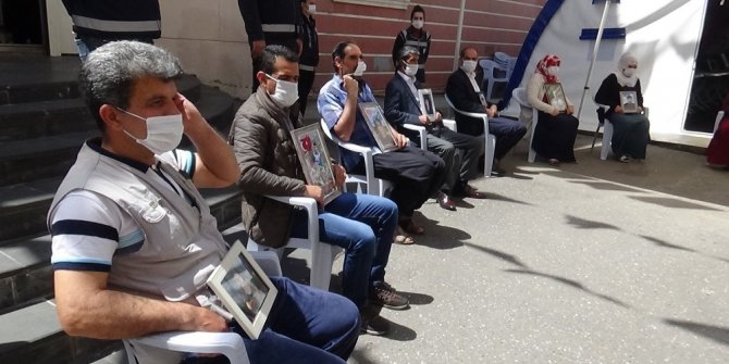 Kısıtlama kalktı, evlat nöbetindeki aileler HDP binası önünde