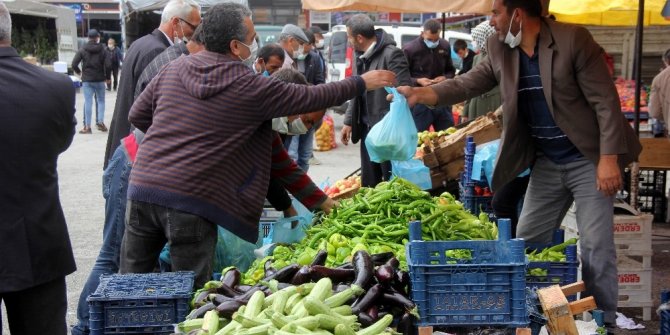 Erzincan’da semt pazarında hareketlilik