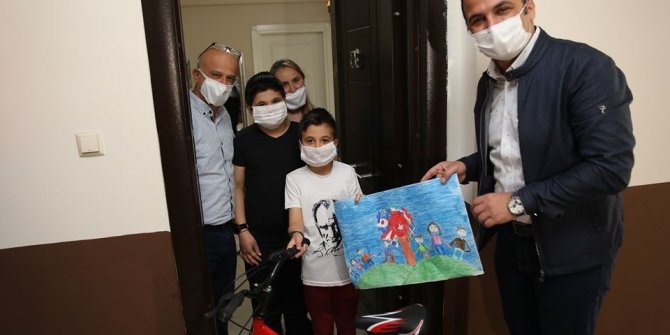 Başkan Kibar, 23 Nisan ödüllerini öğrencilere evlerinde teslim etti