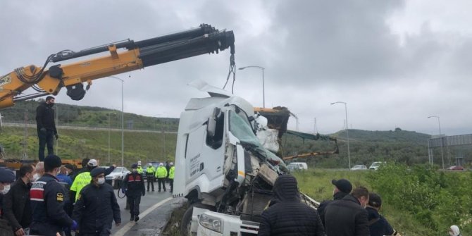 Mıcır yüklü kamyon devrildi, sürücüsü hayatını kaybetti