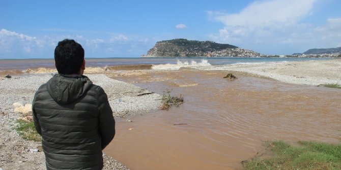 Alanya’da denizin rengi kahverengiye dönüştü