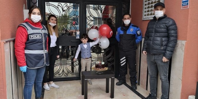 Torununun doğum gününü öğle bir kutladı ki